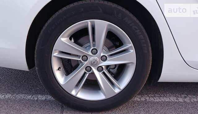 Білий Опель Інсігнія, об'ємом двигуна 1.6 л та пробігом 153 тис. км за 16545 $, фото 31 на Automoto.ua