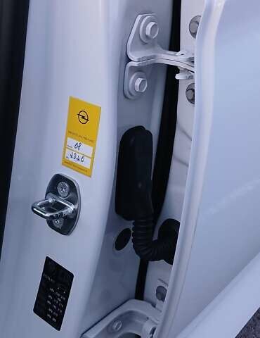 Білий Опель Інсігнія, об'ємом двигуна 1.6 л та пробігом 153 тис. км за 16545 $, фото 57 на Automoto.ua