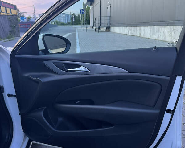 Белый Опель Инсигния, объемом двигателя 1.96 л и пробегом 184 тыс. км за 15600 $, фото 12 на Automoto.ua