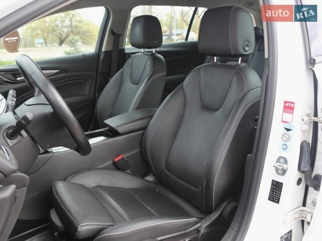 Белый Опель Инсигния, объемом двигателя 2 л и пробегом 240 тыс. км за 15900 $, фото 8 на Automoto.ua