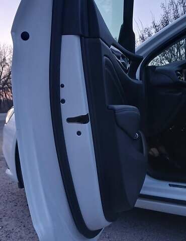 Білий Опель Інсігнія, об'ємом двигуна 1.6 л та пробігом 153 тис. км за 16545 $, фото 71 на Automoto.ua