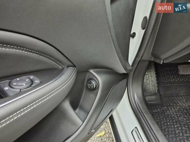 Білий Опель Інсігнія, об'ємом двигуна 2 л та пробігом 245 тис. км за 15700 $, фото 22 на Automoto.ua