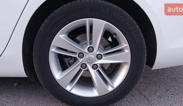 Білий Опель Інсігнія, об'ємом двигуна 1.6 л та пробігом 153 тис. км за 16545 $, фото 23 на Automoto.ua