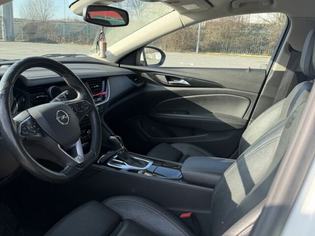 Белый Опель Инсигния, объемом двигателя 2 л и пробегом 240 тыс. км за 16500 $, фото 4 на Automoto.ua