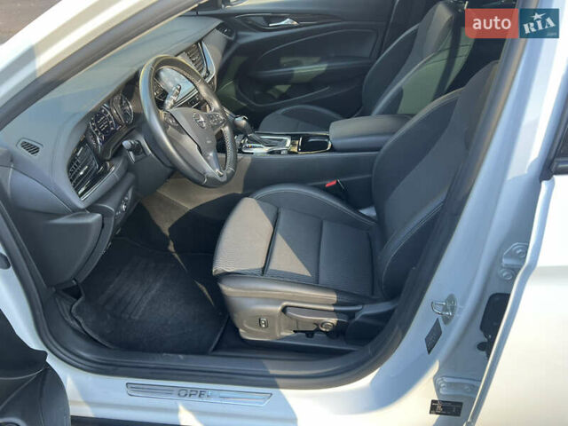 Белый Опель Инсигния, объемом двигателя 2 л и пробегом 227 тыс. км за 15400 $, фото 13 на Automoto.ua