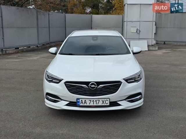 Білий Опель Інсігнія, об'ємом двигуна 2 л та пробігом 225 тис. км за 16500 $, фото 1 на Automoto.ua