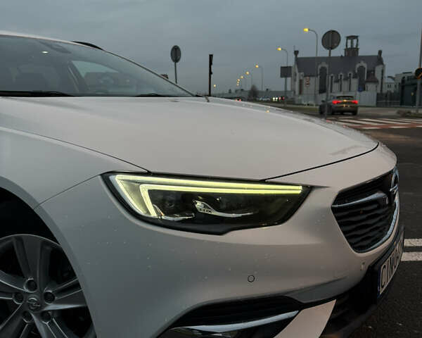 Белый Опель Инсигния, объемом двигателя 2 л и пробегом 178 тыс. км за 14000 $, фото 1 на Automoto.ua