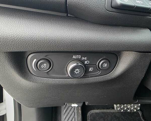 Білий Опель Інсігнія, об'ємом двигуна 2 л та пробігом 225 тис. км за 16500 $, фото 28 на Automoto.ua