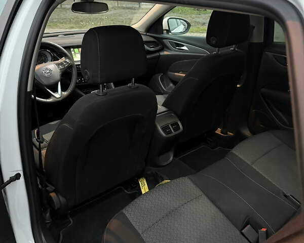 Белый Опель Инсигния, объемом двигателя 2 л и пробегом 178 тыс. км за 14000 $, фото 8 на Automoto.ua