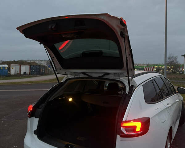 Белый Опель Инсигния, объемом двигателя 2 л и пробегом 178 тыс. км за 14000 $, фото 4 на Automoto.ua