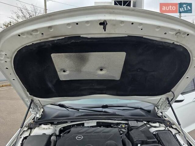 Білий Опель Інсігнія, об'ємом двигуна 2 л та пробігом 225 тис. км за 16500 $, фото 48 на Automoto.ua