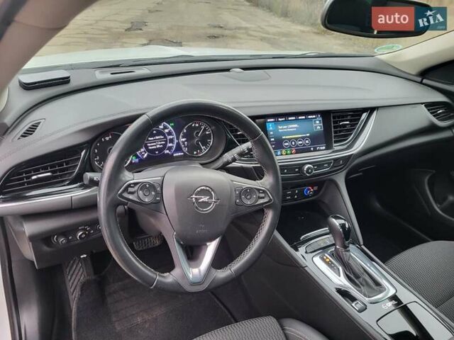 Белый Опель Инсигния, объемом двигателя 2 л и пробегом 231 тыс. км за 15500 $, фото 6 на Automoto.ua