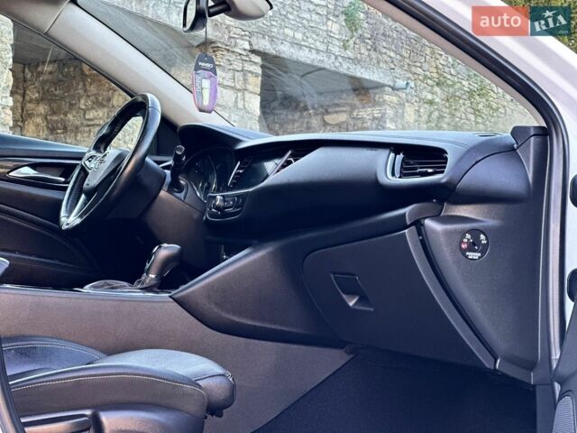Білий Опель Інсігнія, об'ємом двигуна 1.6 л та пробігом 228 тис. км за 15800 $, фото 72 на Automoto.ua