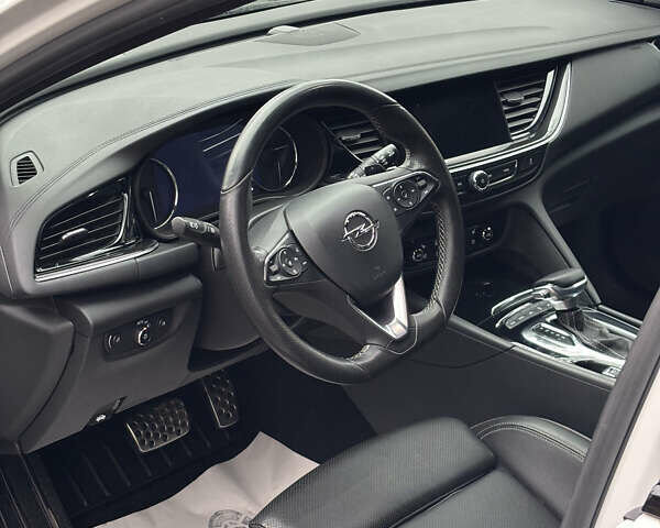 Білий Опель Інсігнія, об'ємом двигуна 1.96 л та пробігом 209 тис. км за 22000 $, фото 9 на Automoto.ua