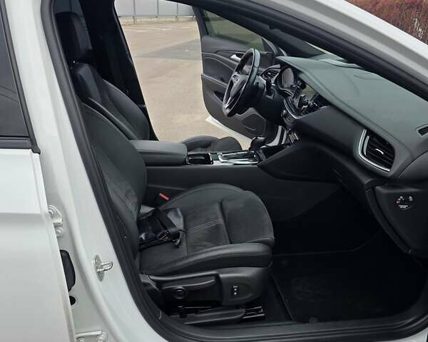 Білий Опель Інсігнія, об'ємом двигуна 2 л та пробігом 225 тис. км за 16500 $, фото 44 на Automoto.ua