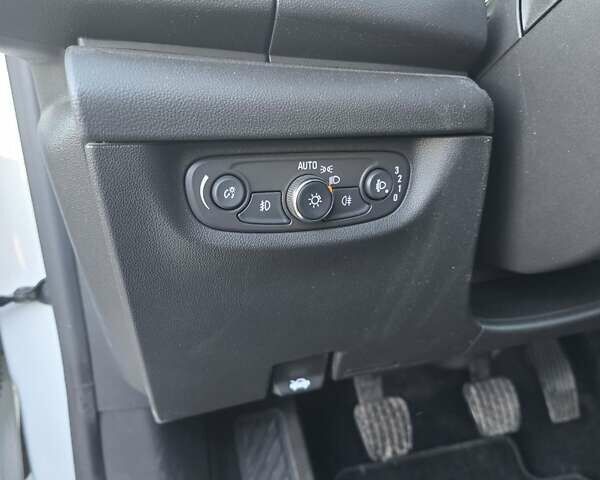 Белый Опель Инсигния, объемом двигателя 2 л и пробегом 153 тыс. км за 16800 $, фото 16 на Automoto.ua