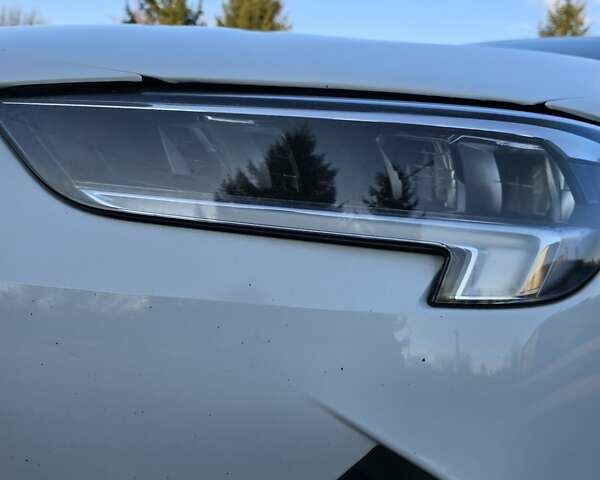 Белый Опель Инсигния, объемом двигателя 2 л и пробегом 153 тыс. км за 16800 $, фото 17 на Automoto.ua