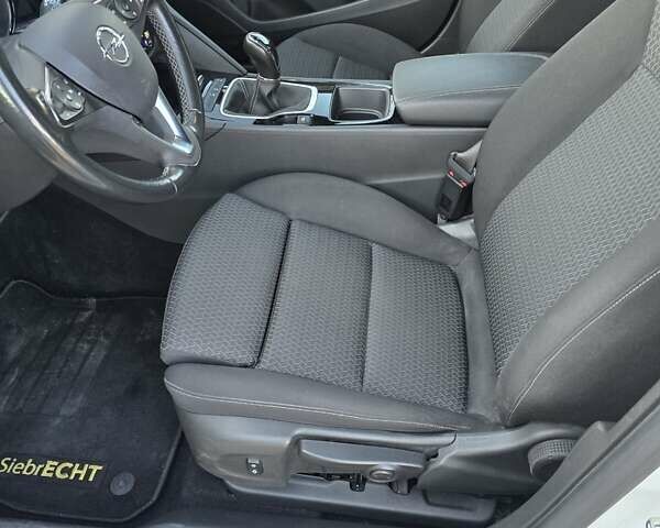 Белый Опель Инсигния, объемом двигателя 2 л и пробегом 153 тыс. км за 16800 $, фото 10 на Automoto.ua