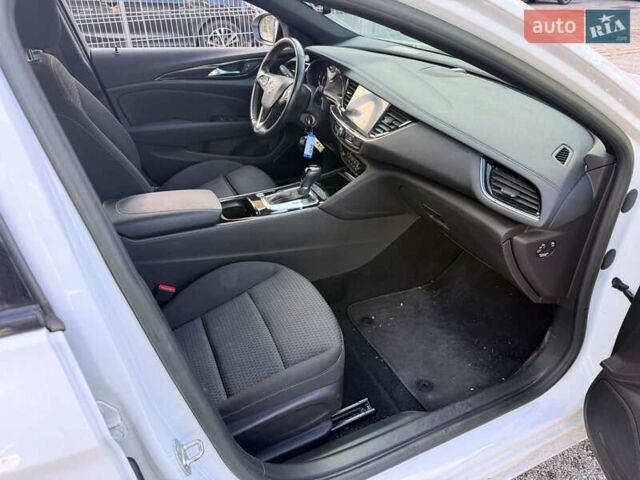 Білий Опель Інсігнія, об'ємом двигуна 2 л та пробігом 103 тис. км за 14500 $, фото 3 на Automoto.ua
