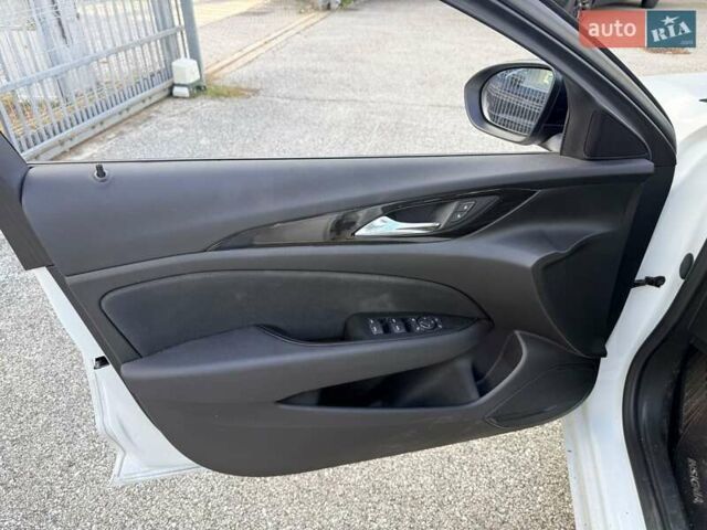 Білий Опель Інсігнія, об'ємом двигуна 2 л та пробігом 103 тис. км за 14500 $, фото 20 на Automoto.ua