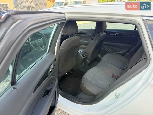 Білий Опель Інсігнія, об'ємом двигуна 2 л та пробігом 103 тис. км за 14500 $, фото 4 на Automoto.ua