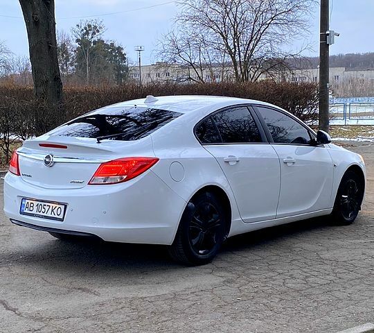 Белый Опель Инсигния, объемом двигателя 1.6 л и пробегом 193 тыс. км за 8500 $, фото 3 на Automoto.ua