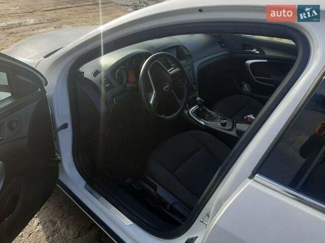 Белый Опель Инсигния, объемом двигателя 2 л и пробегом 209 тыс. км за 7800 $, фото 3 на Automoto.ua