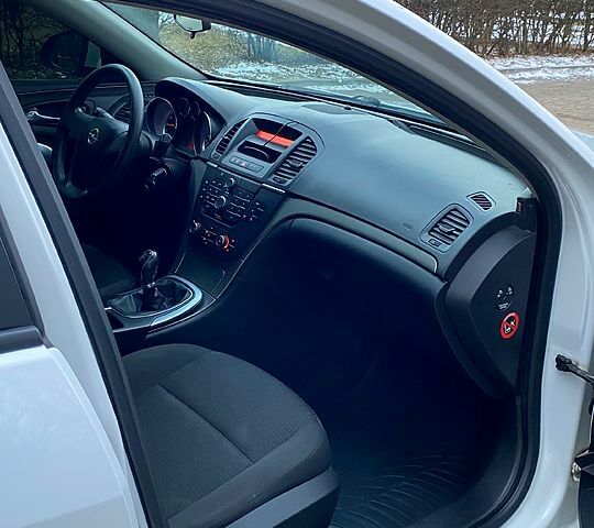 Белый Опель Инсигния, объемом двигателя 1.6 л и пробегом 193 тыс. км за 8500 $, фото 7 на Automoto.ua