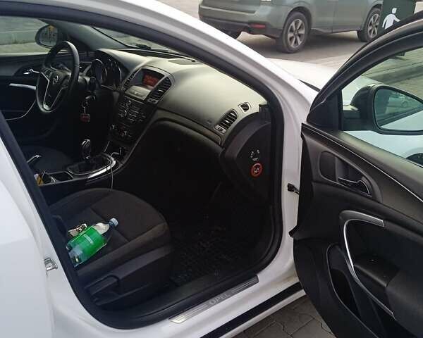 Белый Опель Инсигния, объемом двигателя 1.6 л и пробегом 158 тыс. км за 7500 $, фото 16 на Automoto.ua