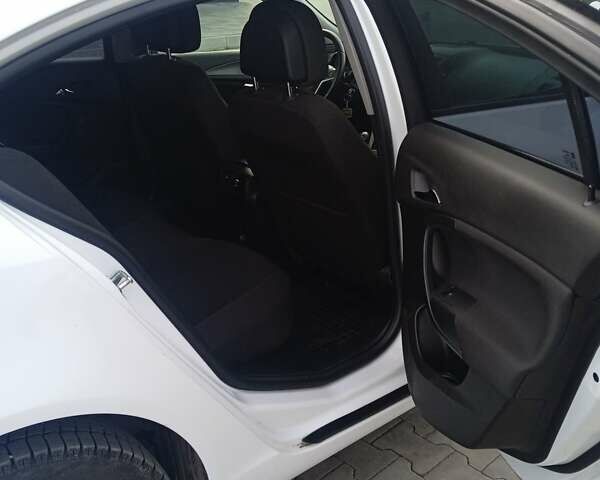 Белый Опель Инсигния, объемом двигателя 1.6 л и пробегом 158 тыс. км за 7500 $, фото 12 на Automoto.ua