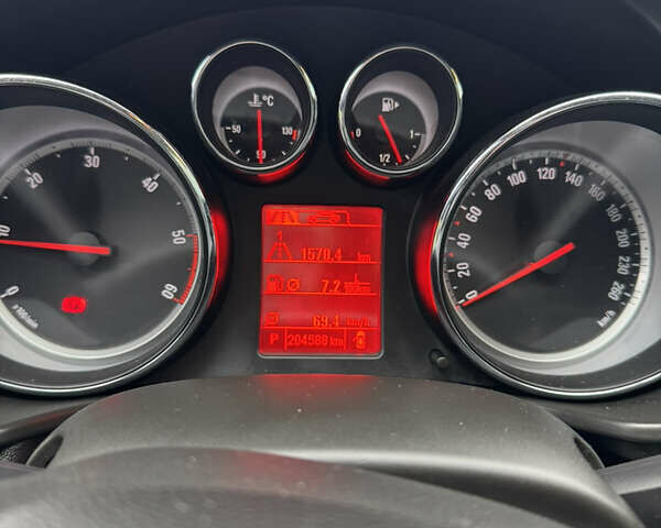 Білий Опель Інсігнія, об'ємом двигуна 2 л та пробігом 204 тис. км за 9500 $, фото 11 на Automoto.ua