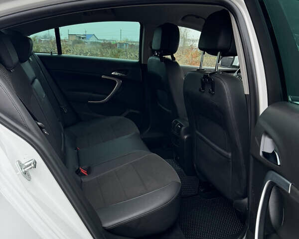 Білий Опель Інсігнія, об'ємом двигуна 2 л та пробігом 204 тис. км за 9500 $, фото 7 на Automoto.ua