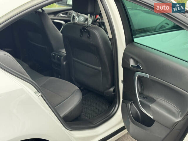 Білий Опель Інсігнія, об'ємом двигуна 2 л та пробігом 204 тис. км за 9500 $, фото 8 на Automoto.ua