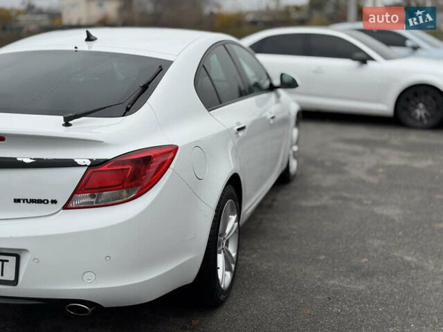 Білий Опель Інсігнія, об'ємом двигуна 2 л та пробігом 204 тис. км за 9500 $, фото 2 на Automoto.ua