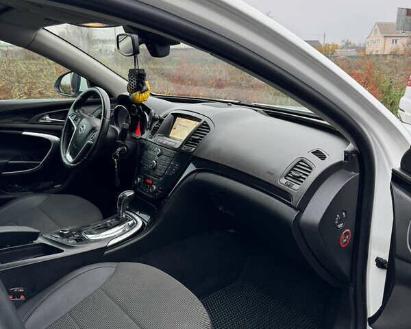 Білий Опель Інсігнія, об'ємом двигуна 2 л та пробігом 204 тис. км за 9500 $, фото 6 на Automoto.ua