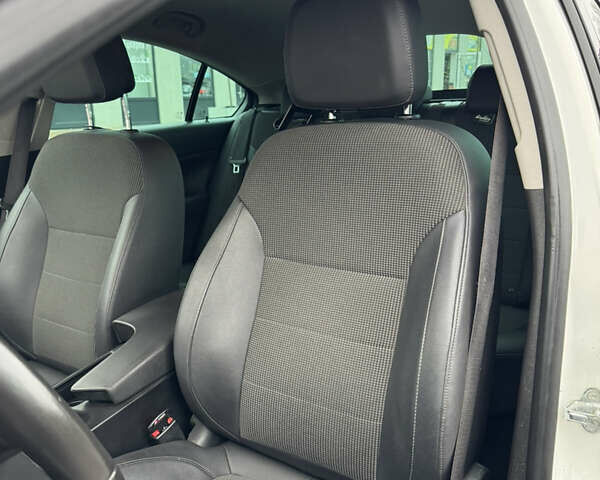 Білий Опель Інсігнія, об'ємом двигуна 2 л та пробігом 204 тис. км за 9500 $, фото 5 на Automoto.ua