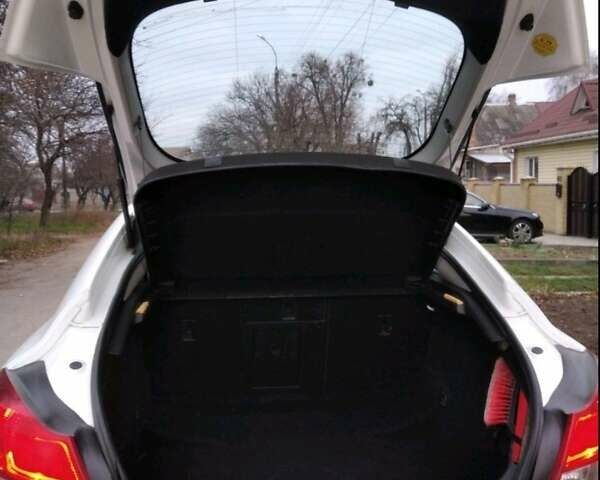 Белый Опель Инсигния, объемом двигателя 2 л и пробегом 262 тыс. км за 10150 $, фото 4 на Automoto.ua