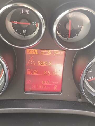 Белый Опель Инсигния, объемом двигателя 1.4 л и пробегом 200 тыс. км за 7000 $, фото 5 на Automoto.ua