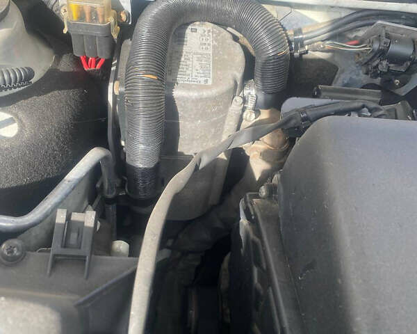 Белый Опель Инсигния, объемом двигателя 2 л и пробегом 285 тыс. км за 9900 $, фото 12 на Automoto.ua