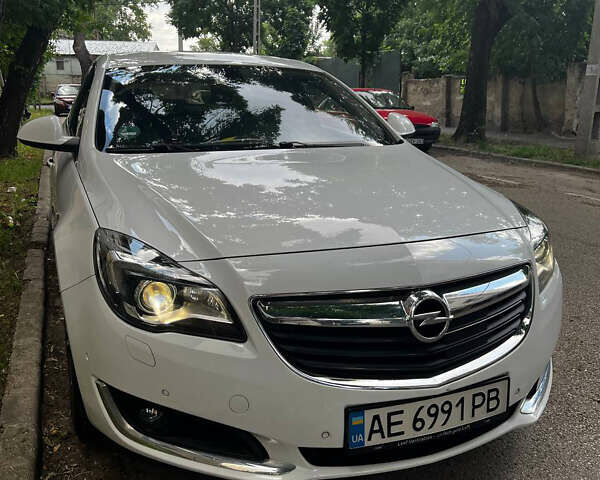 Білий Опель Інсігнія, об'ємом двигуна 1.6 л та пробігом 220 тис. км за 13000 $, фото 1 на Automoto.ua