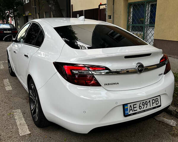 Білий Опель Інсігнія, об'ємом двигуна 1.6 л та пробігом 220 тис. км за 13000 $, фото 3 на Automoto.ua