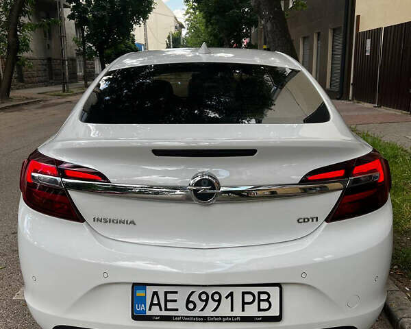 Білий Опель Інсігнія, об'ємом двигуна 1.6 л та пробігом 220 тис. км за 13000 $, фото 4 на Automoto.ua