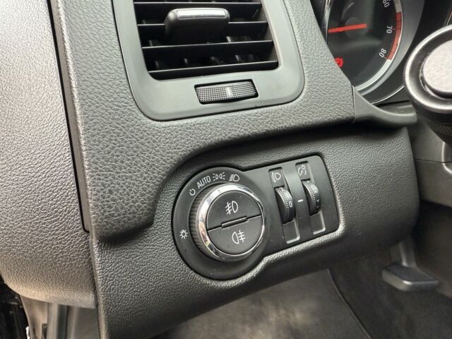 Чорний Опель Інсігнія, об'ємом двигуна 1.8 л та пробігом 192 тис. км за 8000 $, фото 10 на Automoto.ua