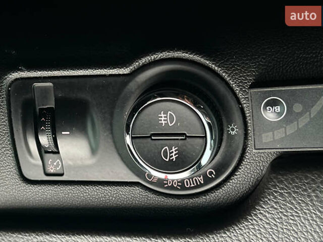 Чорний Опель Інсігнія, об'ємом двигуна 1.36 л та пробігом 161 тис. км за 8750 $, фото 14 на Automoto.ua