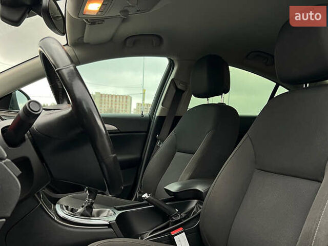 Чорний Опель Інсігнія, об'ємом двигуна 1.36 л та пробігом 161 тис. км за 8750 $, фото 6 на Automoto.ua