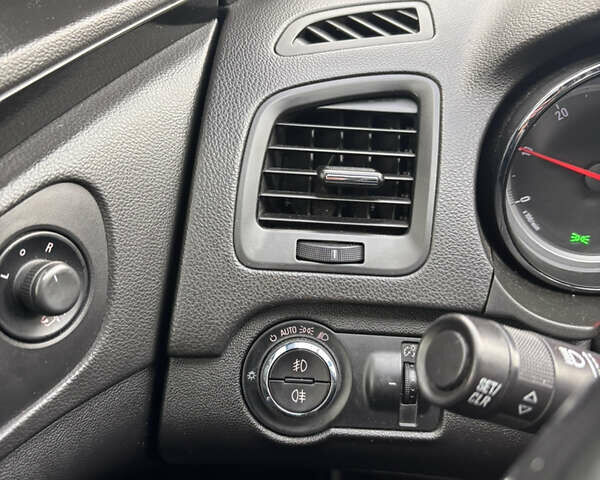 Черный Опель Инсигния, объемом двигателя 2 л и пробегом 265 тыс. км за 7250 $, фото 13 на Automoto.ua