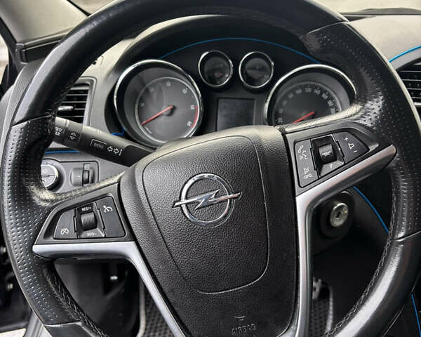 Черный Опель Инсигния, объемом двигателя 2 л и пробегом 265 тыс. км за 7250 $, фото 2 на Automoto.ua