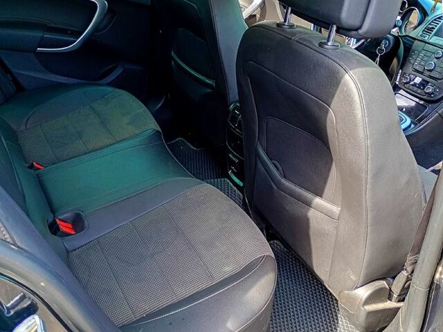 Черный Опель Инсигния, объемом двигателя 2 л и пробегом 322 тыс. км за 7500 $, фото 1 на Automoto.ua