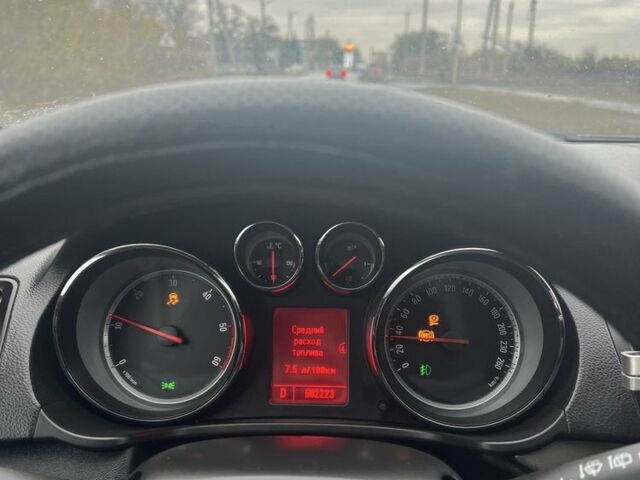 Чорний Опель Інсігнія, об'ємом двигуна 2 л та пробігом 500 тис. км за 3800 $, фото 4 на Automoto.ua