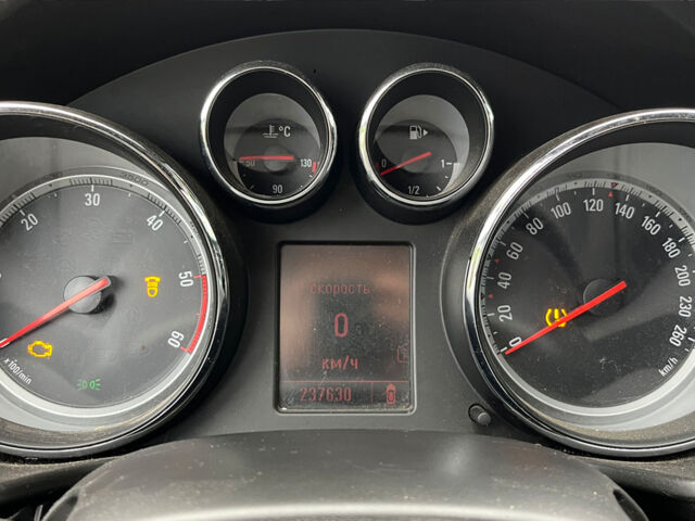 Черный Опель Инсигния, объемом двигателя 2 л и пробегом 237 тыс. км за 6700 $, фото 12 на Automoto.ua